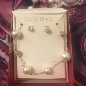 Women’s necklace and earrings set